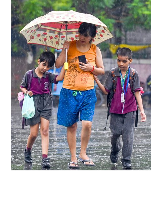 दिल्ली-एनसीआर में बदला मौसम का मिजाज, झमाझम बारिश से तापमान में गिरावट